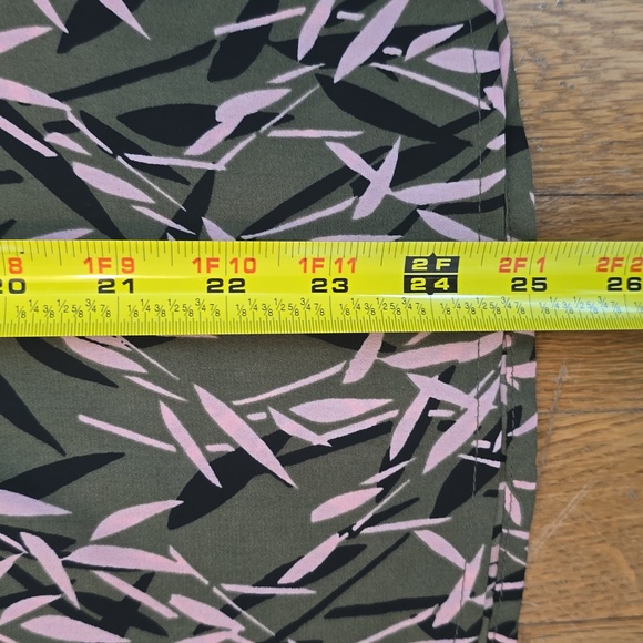 LIZ CLAIBORNE WOMEN'S BEAUTIFUL GREEN, PINK & BLACK SHORT SLEEVE TOP SIZE MEDIUM - Picture 13 of 16